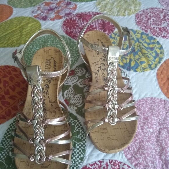 Kenneth Cole Reaction 'Swirl Up' Metallic girls sandals, size 3 - Picture 3 of 11